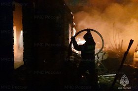 Тушение пожара. Фото пресс-службы ГУ МЧС России по Иркутской области