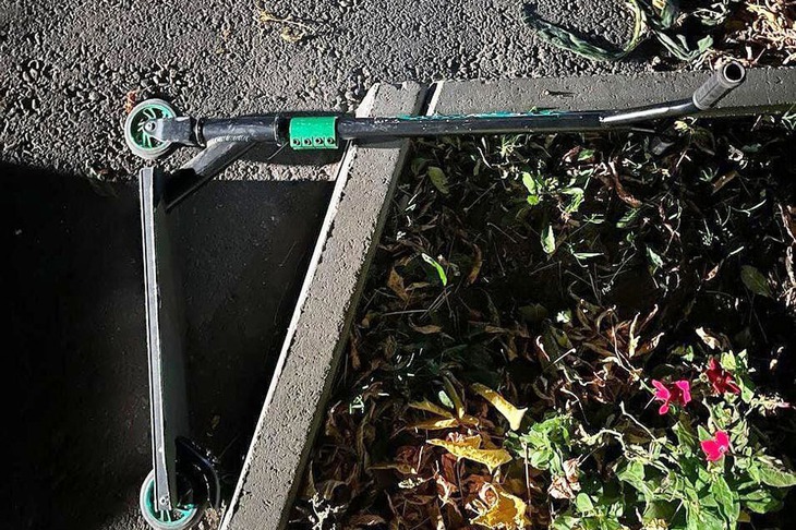 Детский самокат пострадавшего. Фото пресс-службы прокуратуры Иркутской области