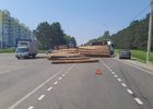 Опрокинувшийся прицеп с бревнами. Фото пресс-службы Госавтоинспекции Иркутска