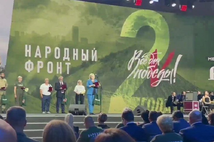 Награждение. Скриншот видео из телеграм-канала Народного фронта Иркутской области