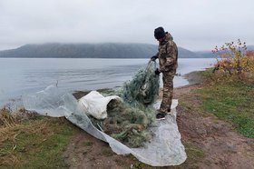Сети, вытащенные из водоема. Фото пресс-службы правительства Иркутской области