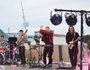 Перед «Вальсом яхт» на сцене около ледокола «Ангара» выступила иркутская кавер-группа «Камчатка FM».