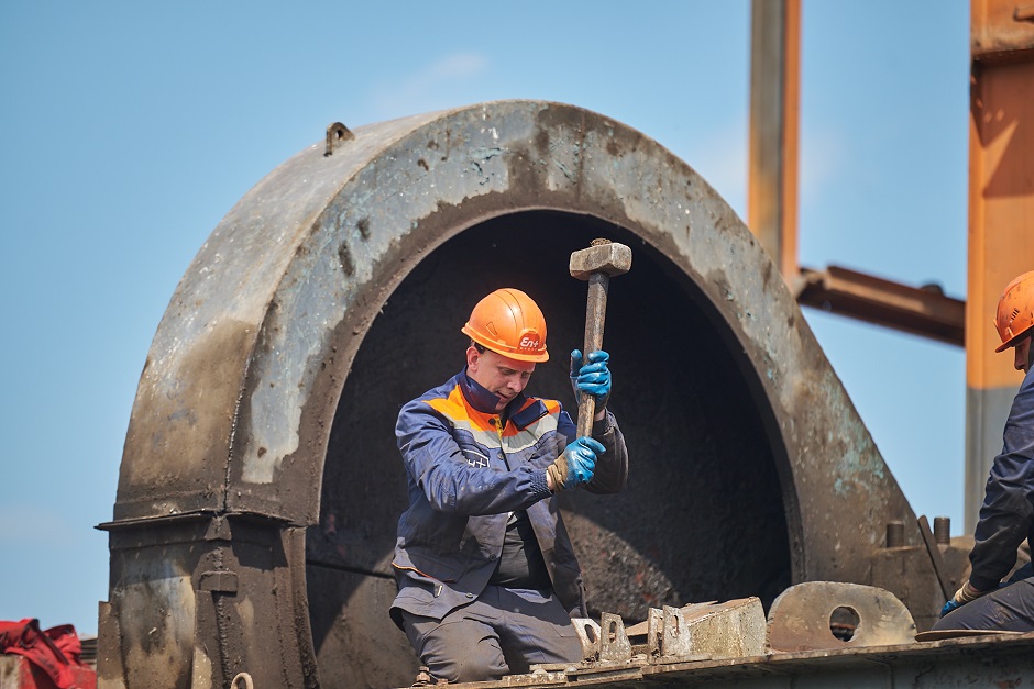 В работе используют пневмоударный инструмент