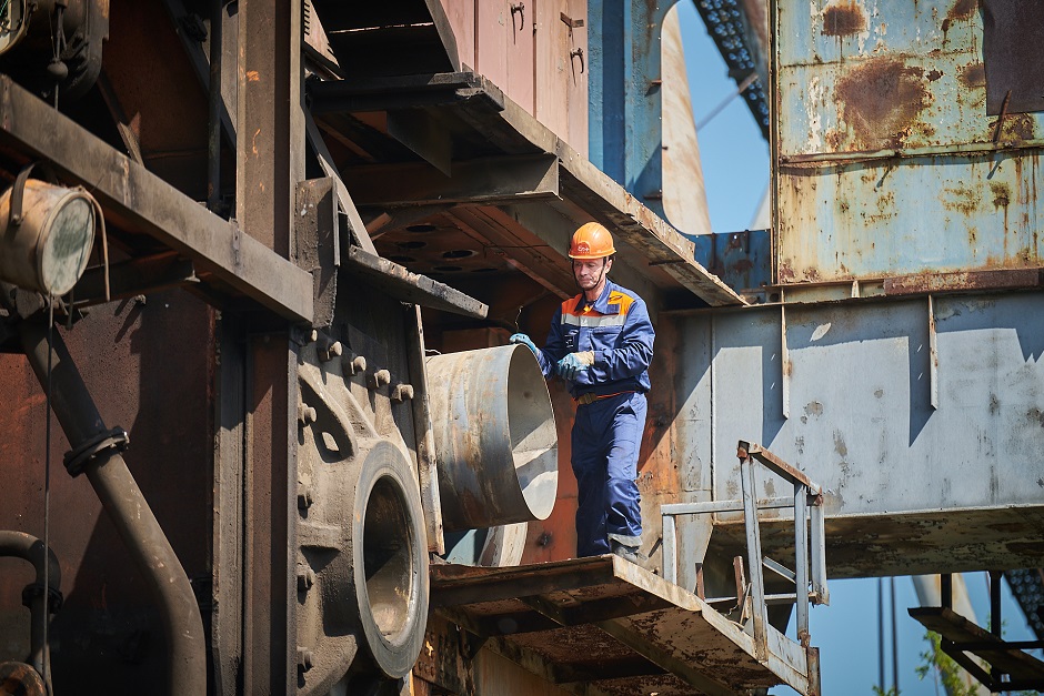 Специалисты проводят демонтаж экскаватора