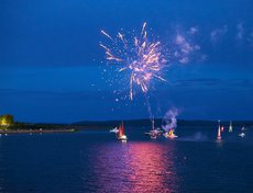Завершился «Вальс яхт» фейерверком.