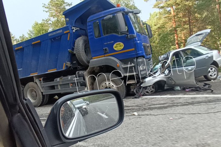 Авария с фурами и Subaru на Култукском тракте. Фото из соцсетей «ДТП 38RUS»