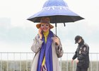 Женщина с зонтиком. Фото Маргариты Романовой из архива IRK.ru