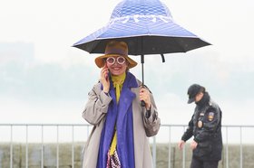 Женщина с зонтиком. Фото Маргариты Романовой из архива IRK.ru