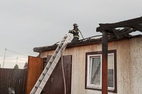 Тушение пожара в Хомутово. Фото предоставлено пресс-службой ГУ МЧС России по Иркутской области