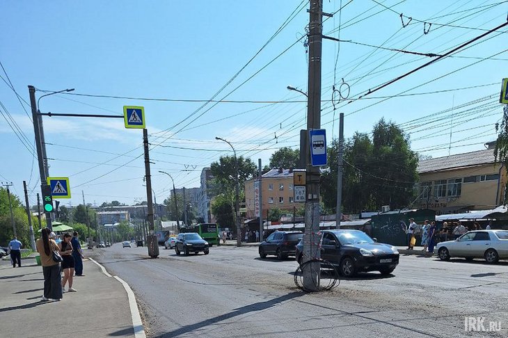 Столбы около остановки. Фото читателей