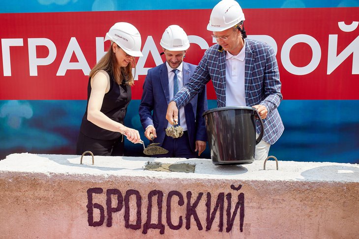 Закладка кирпича при строительстве ЖК «Бродский». Фото Кирилл Конин