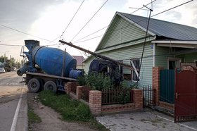Бетономешалка врезалась в дом. Фото Госавтоинспекции Иркутской области