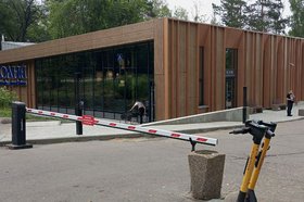 Шлагбаум перед пристанью «Ракета». Фото из телеграм-канала «Инцидент Иркутск»