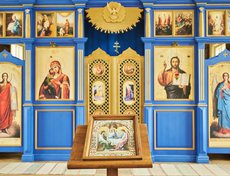 Внутри церкви воссоздан трёхрядный иконостас.