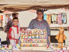 Атмосферу создавали и сами продавцы, одетые в русские национальные костюмы.