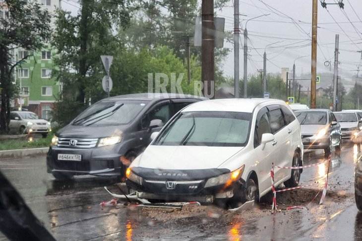 Провалившийся автомобиль. Фото IRK.ru