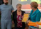 Вручение книг. Фото предоставлено компанией «Полюс»