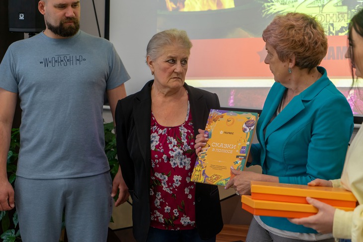 Вручение книг. Фото предоставлено компанией «Полюс»