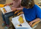 Вручение книг. Фото предоставлено компанией «Полюс»