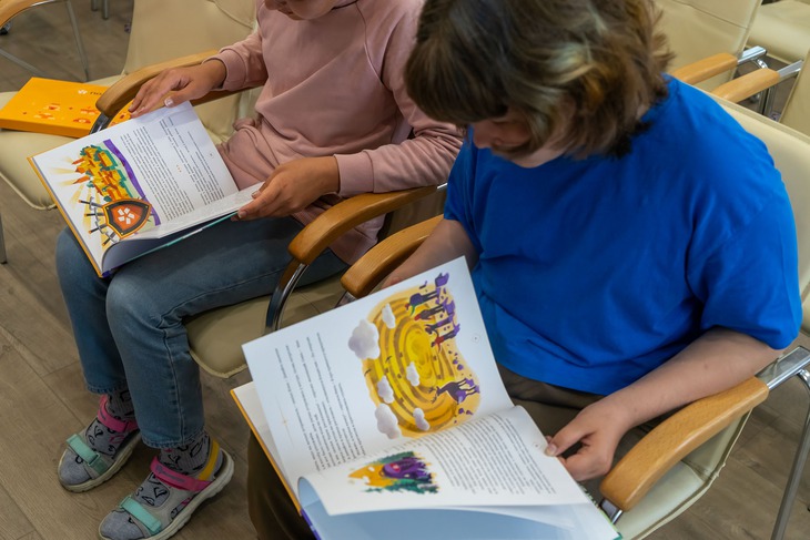 Вручение книг. Фото предоставлено компанией «Полюс»