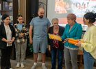 Вручение книг. Фото предоставлено компанией «Полюс»