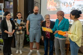 Вручение книг. Фото предоставлено компанией «Полюс»