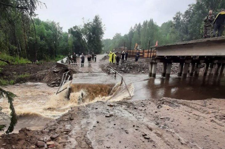 Размытый участок дороги. Фото пресс-службы прокуратуры Иркутской области