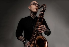 Blaksax*. Саксофонист Артём Родионов в «Эдисон баре»