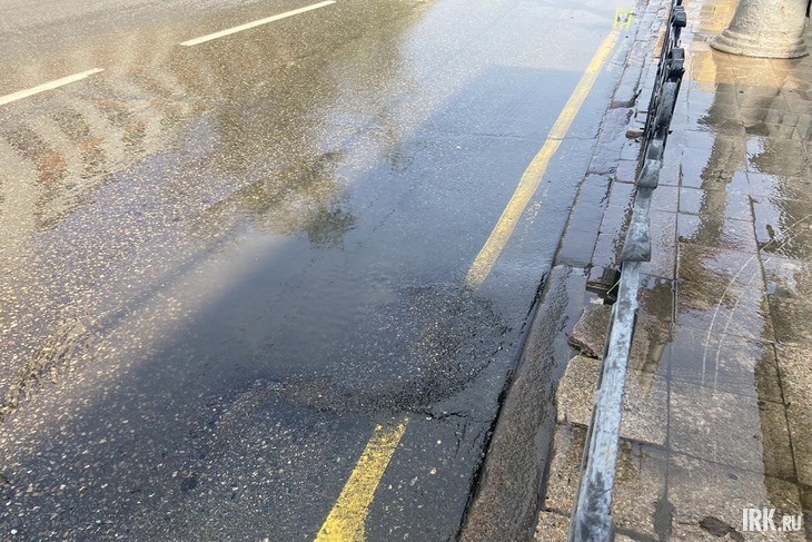 Участок дороги, где образовалась лужа. Фото IRK.ru от 31 июля