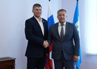 Игорь Кобзев и Денис Степанов. Фото пресс-службы правительства Иркутской области