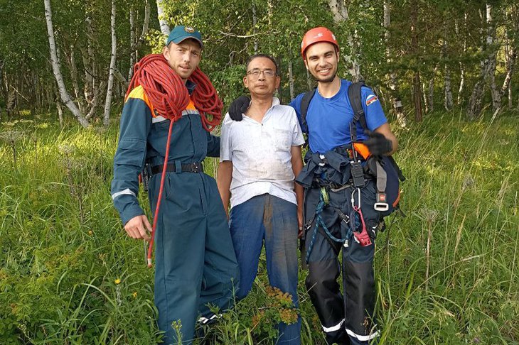 Спасатели с туристом. Фото ФГКУ «Байкальский поисково-спасательный отряд МЧС России»