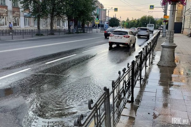 Воду растащили почти до сквера. Фото Сергея И. от 30 июля