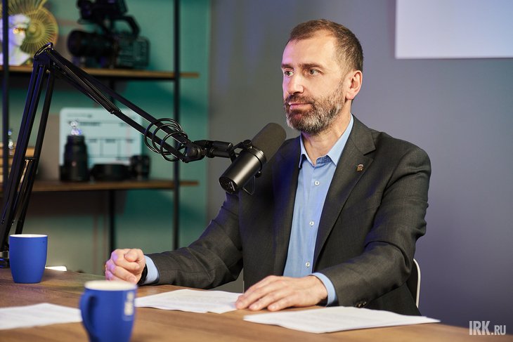 Спикер Законодательного собрания Иркутской области Александр Ведерников в студии проекта «Голоса города». Фото Маргариты Романовой, IRK.ru
