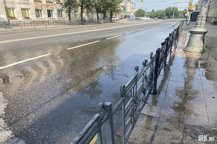 Воду растащили почти до сквера. Фото IRK.ru