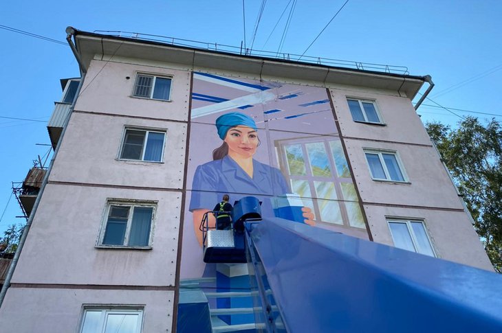 Нанесение мурала. Фото пресс-службы администрации Иркутска