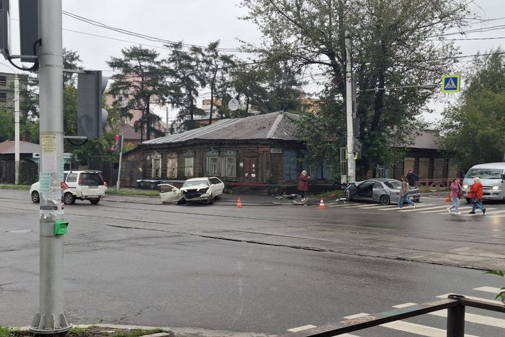 Авария на пересечении Партизанской и Пискунова. Фото из телеграм-канала «ДТП 38RUS»