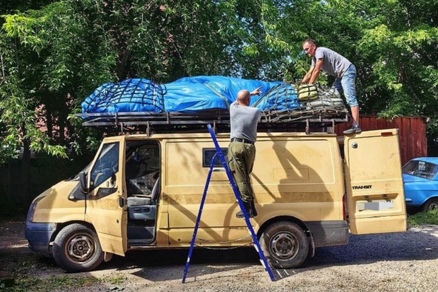 Сбор машины с гуманитарным грузом. Фото из телеграм-канала Федора Садовникова