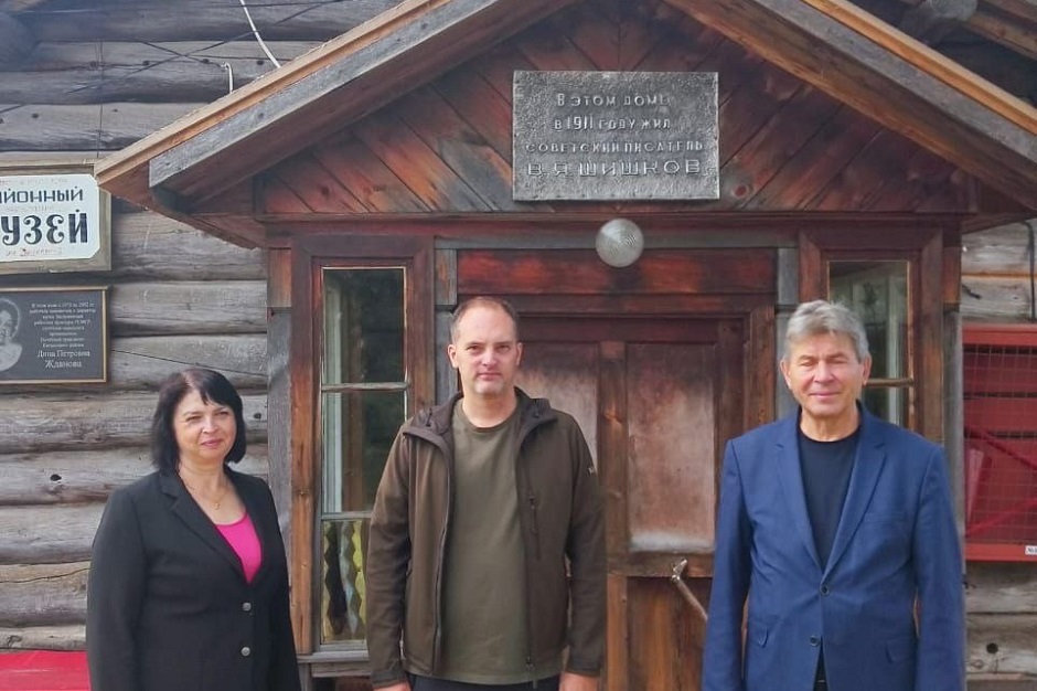 Первый замгубернатора у краеведческого музея в Ербогачене. Фото из соцсетей Романа Колесова