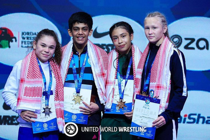 Александра Березовская (справа) и победители соревнований. Фото United World Wrestling