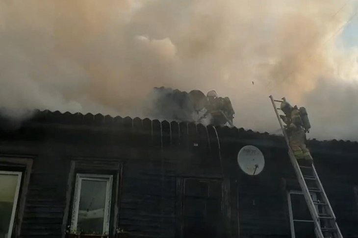 Пожар на улице Иосифа Уткина. Скриншот видео ГУ МЧС России по Иркутской области