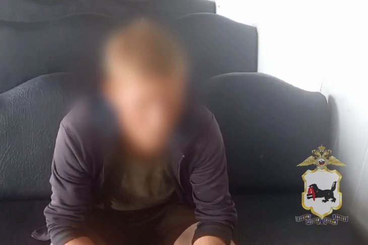 Подозреваемый в угоне машины. Скриншот видео пресс-службы ГУ МВД России по Иркутской области