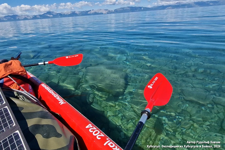 Прозрачная вода в озере