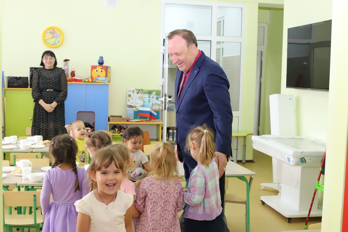 После концерта Леонид Фролов пообщался с детьми в одной из групп.