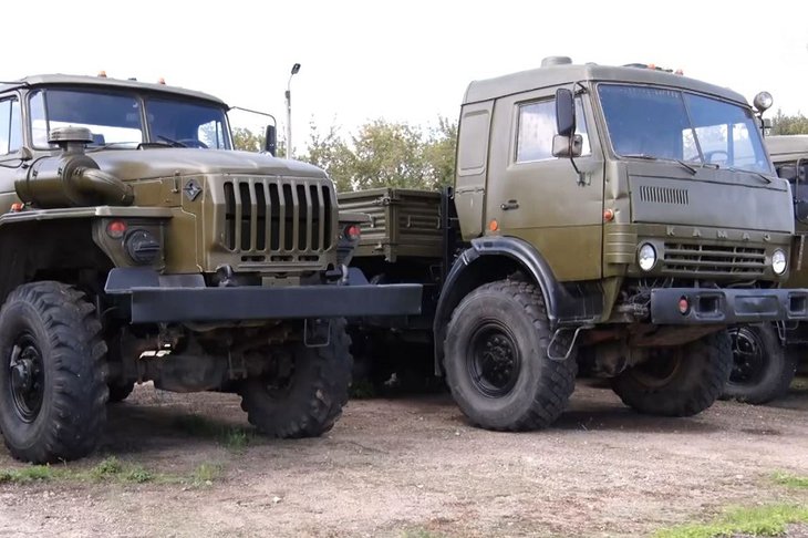 Автомобили. Скриншот видео из телеграм-канала Руслана Болотова