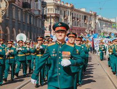 Участники фестиваля «Байкальские духовые Ассамблеи» возглавили в Иркутске колонну на Параде студентов. Фото: Полина Зубцова