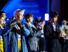 На сцене под открытым небом собрались как молодые, так и опытные музыканты. Фото: Кирилл Шипицин