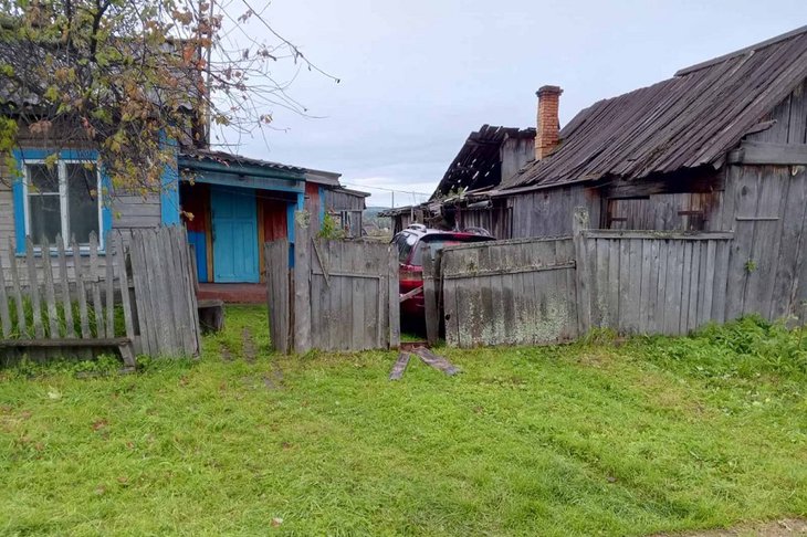 Поврежденный медведем забор. Фото из телеграм-канала администрации Чунского района