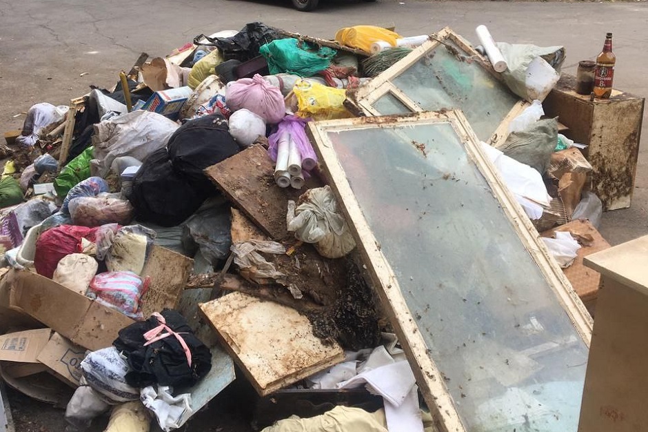 Мусор из квартиры иркутянки. Фото пресс-службы администрации Иркутска