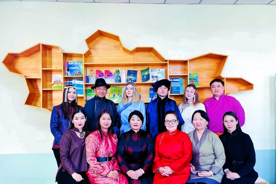 Юлия Константинова со студентами ПИ ИГУ на практике в Замын-Ууд с учителями монгольской школы. Фото из личного архива