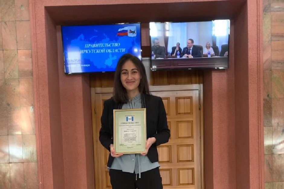 Бибигуль Абдуллаева со свидетельством о назначении стипендии губернатора 2023 года. Фото из личного архива